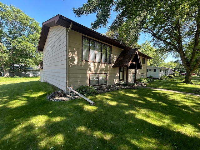 1646 5th St, Montevideo, MN 56265 - view of side of home with a lawn