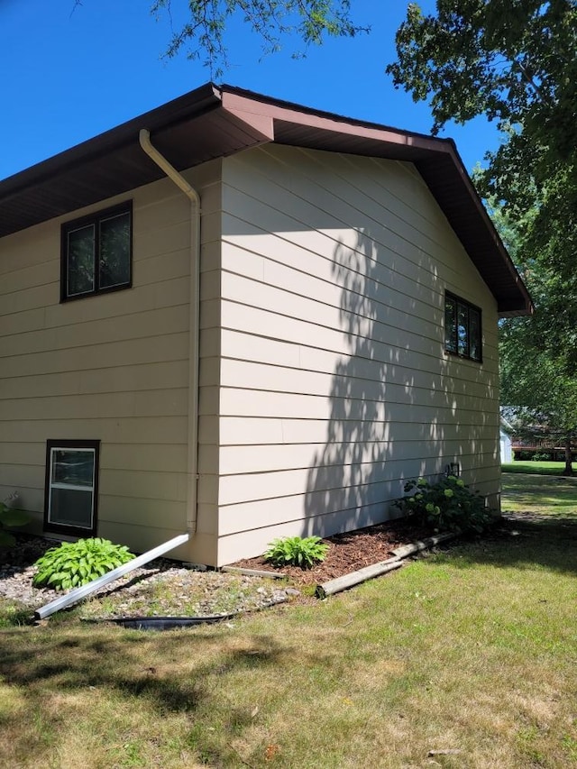 1646 5th St, Montevideo, MN 56265 - view of property exterior with a lawn