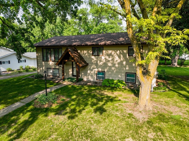1646 5th St, Montevideo, MN 56265 - raised ranch with a front yard