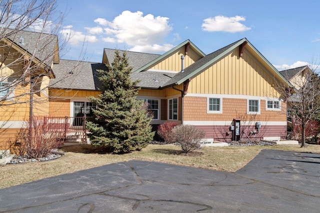 15653 Cobblestone Lake Pkwy, Apple Valley, MN 55124 - rear view of property with a shingled roof and board and batten siding