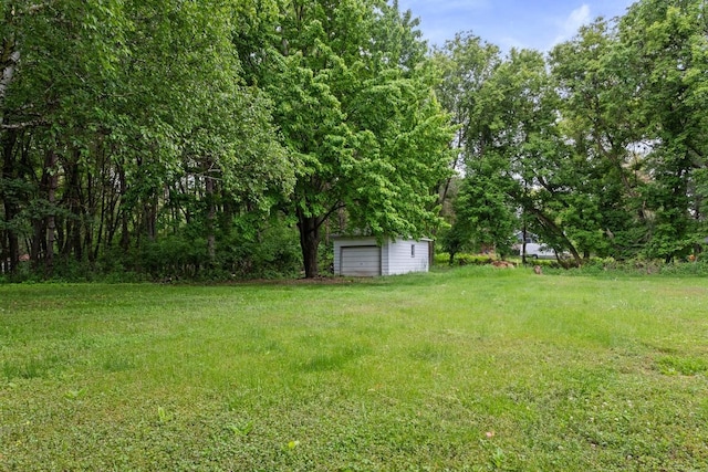8309 39th St N, Lake Elmo, MN 55042 - view of yard featuring a garage and an outbuilding