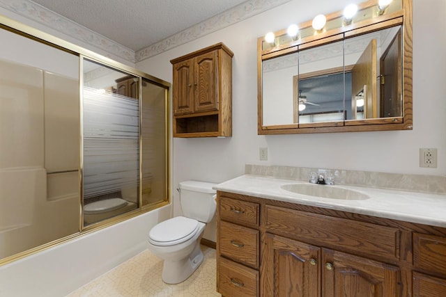 425 Franklin St, Morristown, MN 55052 - full bath featuring toilet, vanity, combined bath / shower with glass door, and a textured ceiling