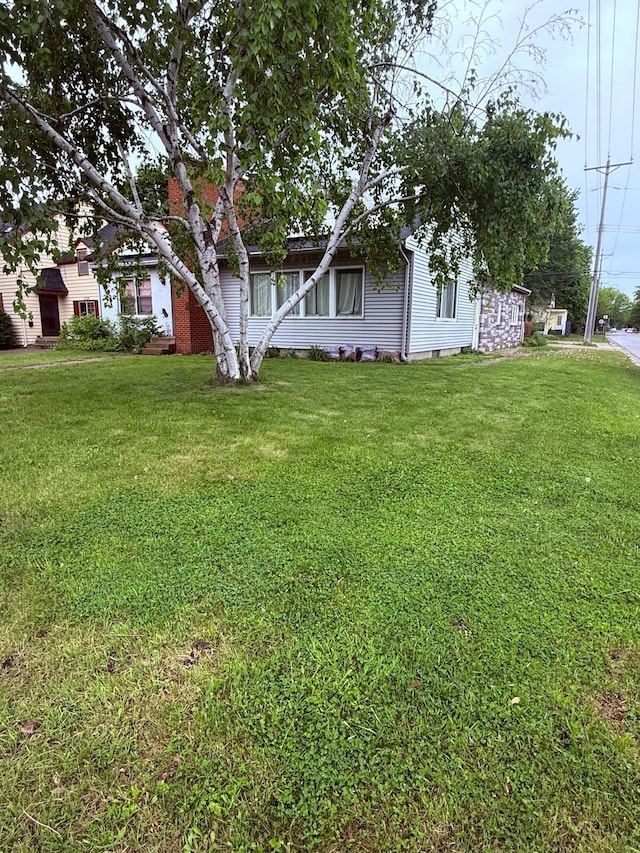 1333 7th Ave N, Saint Cloud, MN 56303 - view of home's exterior featuring a yard