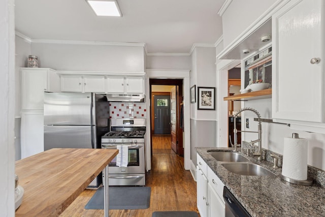 896 Carroll Ave, Saint Paul, MN 55104 - kitchen featuring stainless steel appliances, under cabinet range hood, wood finished floors, ornamental molding, and white cabinets