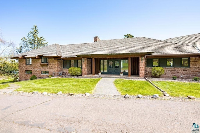 2900 London Rd, Duluth, MN 55804 - ranch-style house with a chimney, brick siding, and a front yard