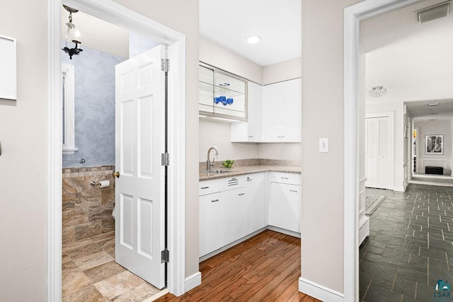 2900 London Rd, Duluth, MN 55804 - bar with a sink