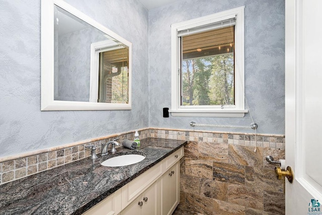 2900 London Rd, Duluth, MN 55804 - bathroom featuring vanity