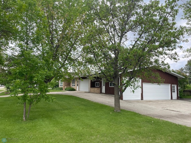 103 4th St S, Fairmount, ND 58030 - view of front of property featuring a front lawn and a garage