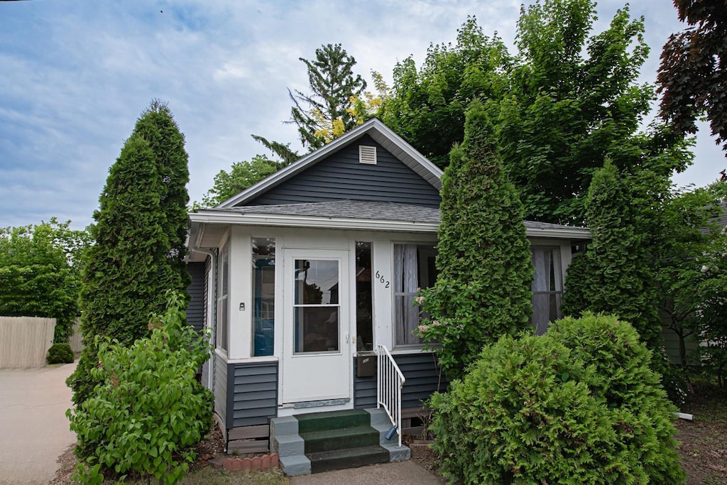 662 Wilson St, Winona, MN 55987 - view of front facade with entry steps and roof with shingles