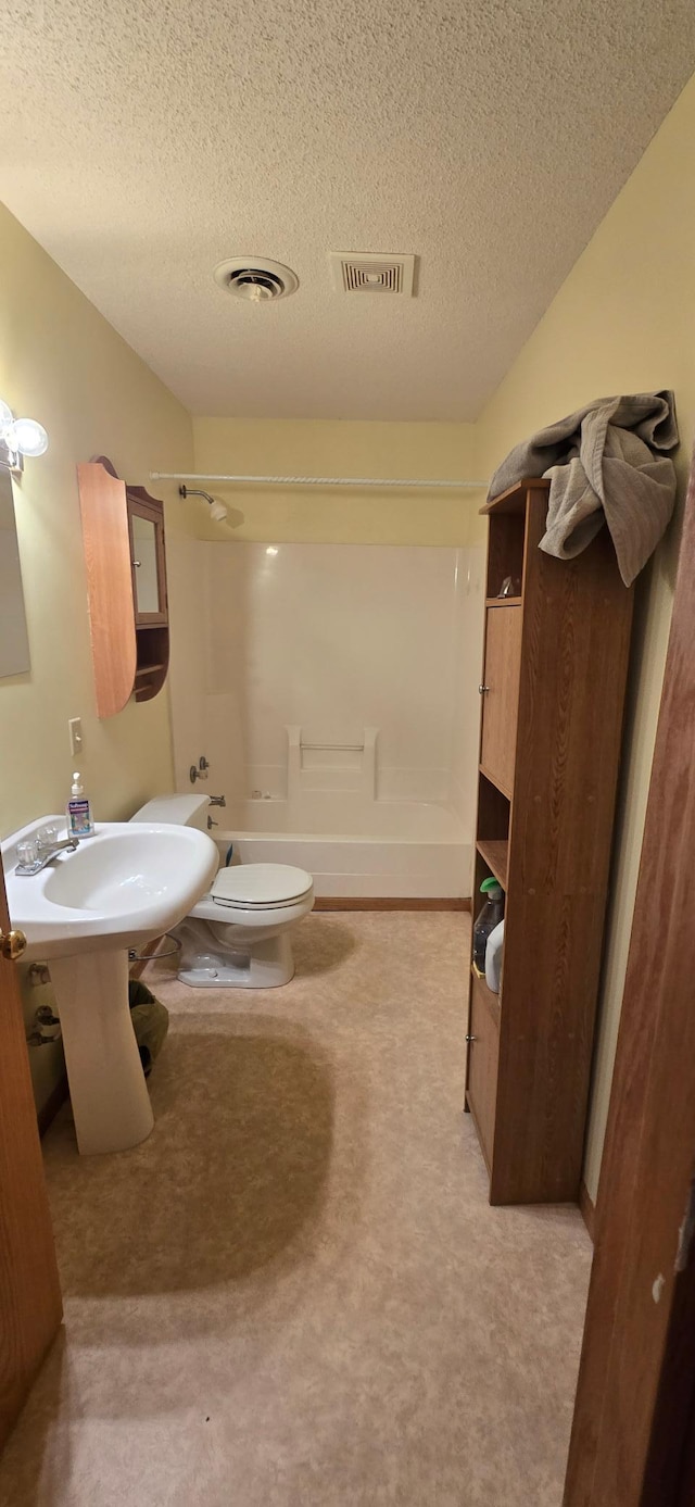302 8th Ave S, Buffalo, MN 55313 - full bathroom featuring a textured ceiling, toilet, and bathing tub / shower combination