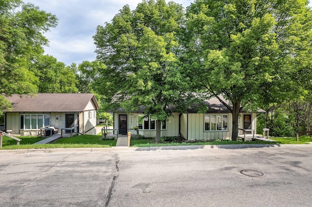 415 2nd Ave SE, Pelican Rapids, MN 56572 - view of front of property with board and batten siding