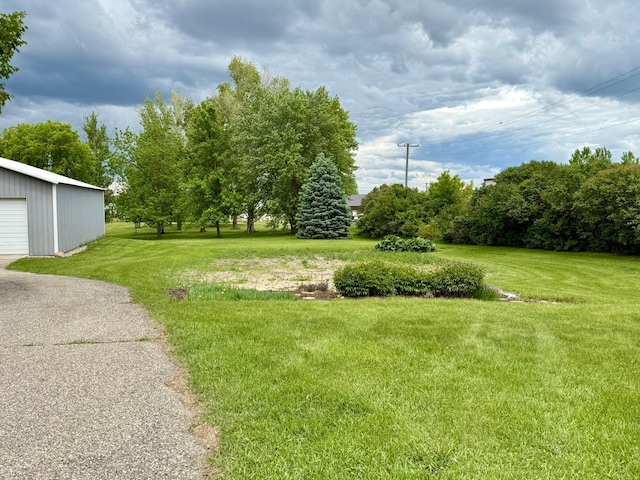 2100 Trott Ave SW, Willmar, MN 56201 - view of grassy yard featuring an outbuilding