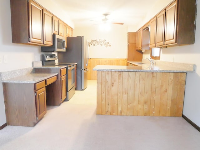 1996 Kingston Ave E, Maplewood, MN 55109 - kitchen featuring stainless steel appliances, a sink, ceiling fan, light carpet, and a peninsula