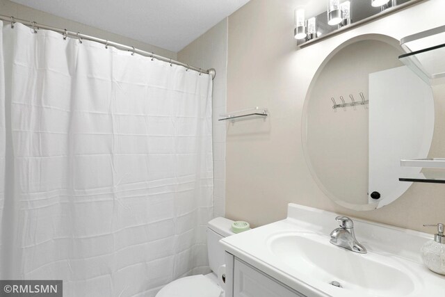 2800 Hillsboro Ave N Unit 108, New Hope, MN 55427 - bathroom featuring toilet, vanity, and curtained shower