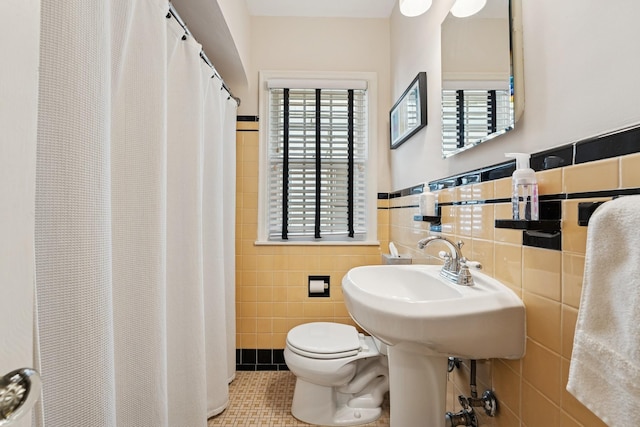 5604 14th Ave S, Minneapolis, MN 55417 - full bath with tile walls, toilet, tile patterned flooring, and curtained shower
