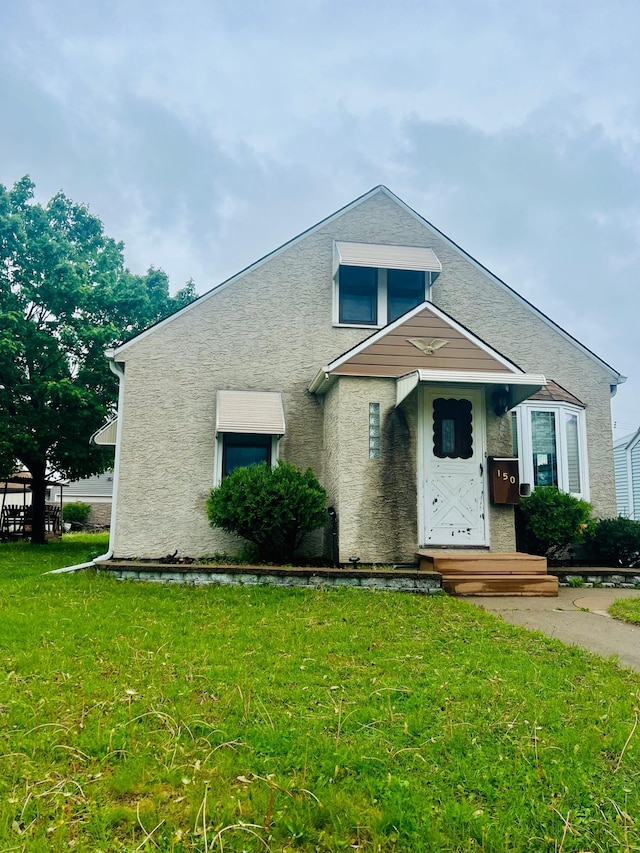 150 Park St W, South Saint Paul, MN 55075 - view of front of home featuring a front lawn and stucco siding