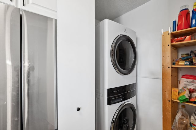 401 1st St Unit 922, Minneapolis, MN 55401 - washroom featuring stacked washer / dryer