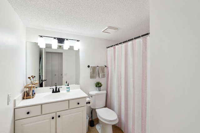 401 1st St Unit 922, Minneapolis, MN 55401 - bathroom with toilet, vanity, a textured ceiling, and a shower with shower curtain