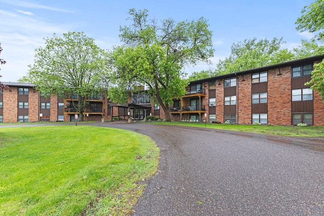 10113 34th St Unit 105, Minnetonka, MN 55305 - view of property's community with a yard