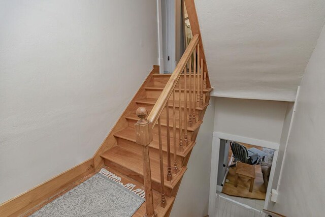 408 Lafayette Ave, Fulda, MN 56131 - view of stairs