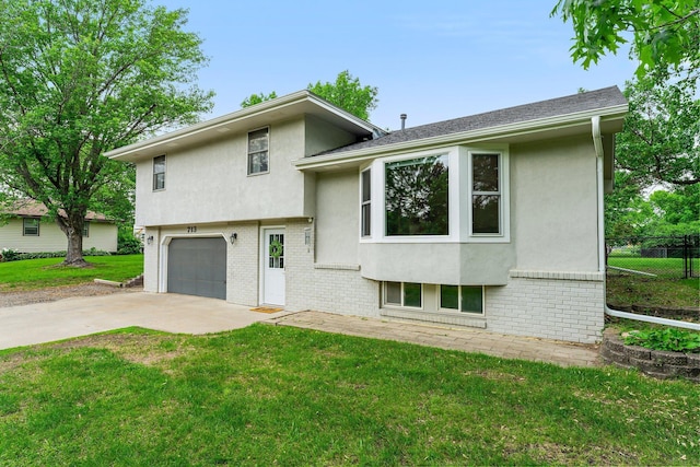 713 9th St NW, Buffalo, MN 55313 - split level home featuring stucco siding, brick siding, a garage, and concrete driveway