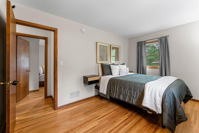 713 9th St NW, Buffalo, MN 55313 - bedroom featuring light wood-style flooring and baseboards
