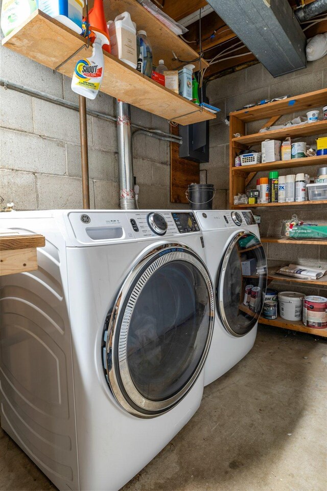 713 9th St NW, Buffalo, MN 55313 - laundry area featuring separate washer and dryer and concrete block wall