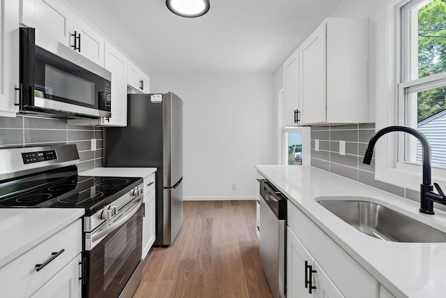 549 Annapolis St E, Saint Paul, MN 55118 - kitchen featuring appliances with stainless steel finishes, a sink, light wood-style flooring, and light countertops