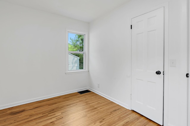 549 Annapolis St E, Saint Paul, MN 55118 - unfurnished bedroom featuring light wood-type flooring and baseboards