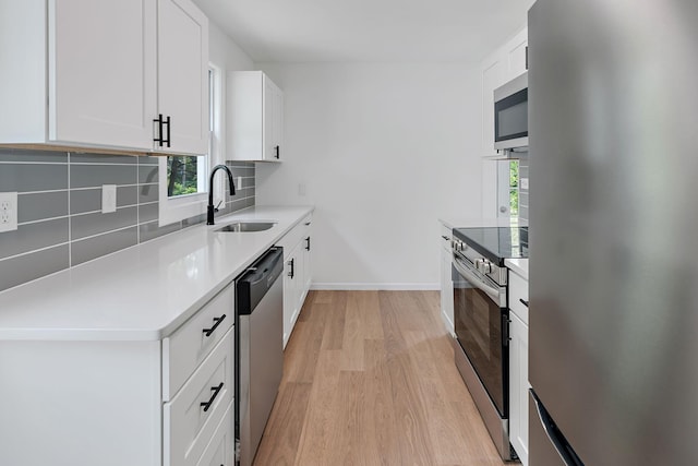 549 Annapolis St E, Saint Paul, MN 55118 - kitchen with stainless steel appliances, a sink, light wood-type flooring, tasteful backsplash, and plenty of natural light