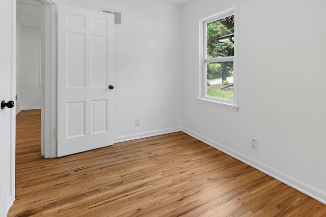 549 Annapolis St E, Saint Paul, MN 55118 - unfurnished bedroom with light wood-style flooring and baseboards