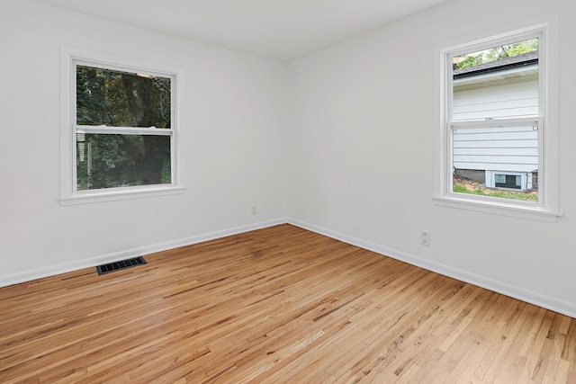 549 Annapolis St E, Saint Paul, MN 55118 - unfurnished room featuring light wood-style flooring and baseboards