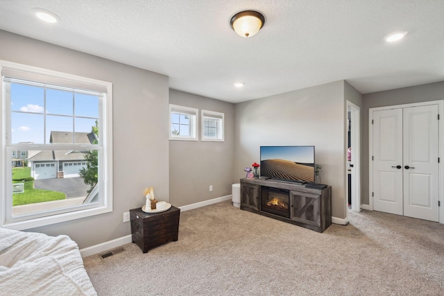 4847 Ashton Curv, Woodbury, MN 55129 - living area featuring carpet floors, baseboards, and recessed lighting
