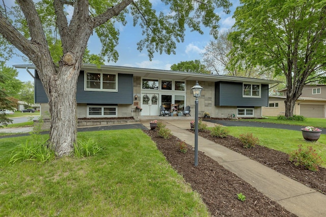 1276 13th Ave N, Saint Cloud, MN 56303 - bi-level home with a front yard