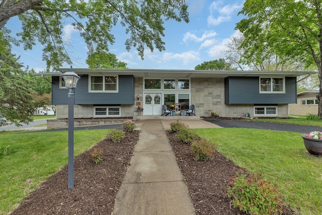 1276 13th Ave N, Saint Cloud, MN 56303 - bi-level home featuring a front yard