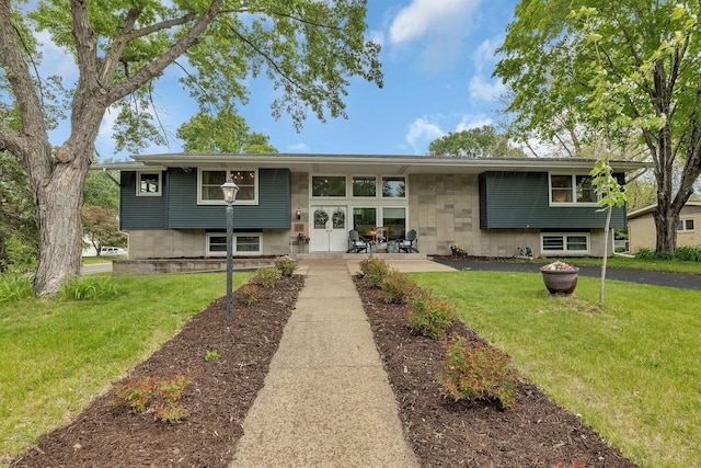 1276 13th Ave N, Saint Cloud, MN 56303 - split foyer home featuring a front yard