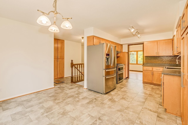 947 Dawn Ave, Shoreview, MN 55126 - kitchen featuring stainless steel appliances, backsplash, a sink, dark countertops, and decorative light fixtures