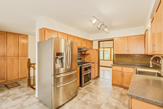 947 Dawn Ave, Shoreview, MN 55126 - kitchen with stainless steel appliances, a sink, under cabinet range hood, tasteful backsplash, and dark countertops