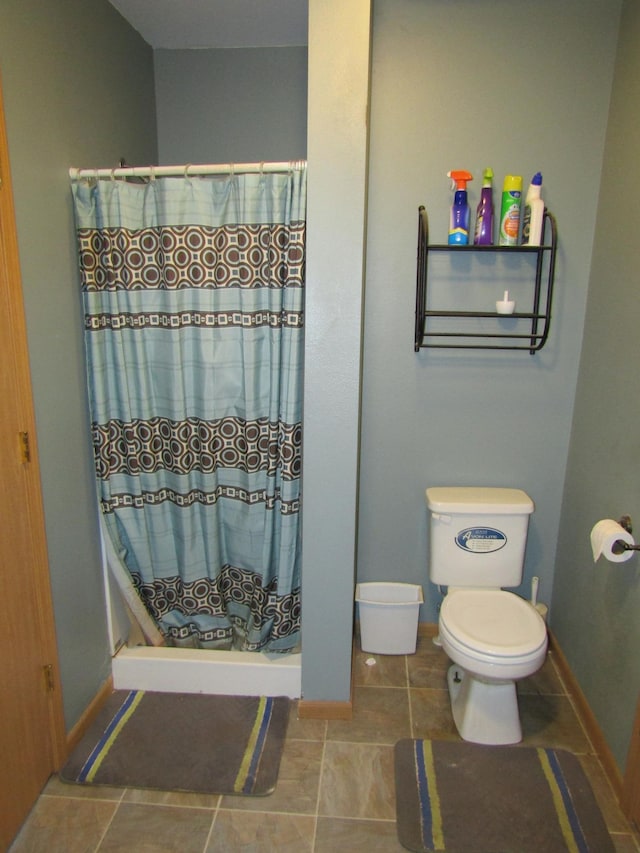 421 8th Ave, Madison, MN 56256 - bathroom with toilet, a shower with curtain, baseboards, and tile patterned flooring