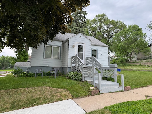 1020 Autumn St, Albert Lea, MN 56007 - bungalow-style house featuring a front yard and roof with shingles