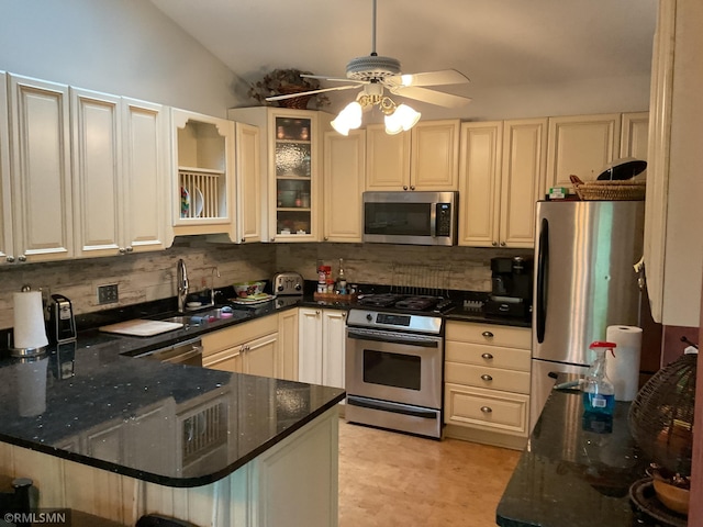 6800 Buckingham Ct, Woodbury, MN 55125 - kitchen with appliances with stainless steel finishes, a sink, tasteful backsplash, a ceiling fan, and lofted ceiling