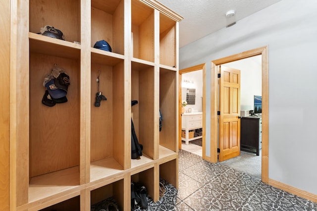 6539 Orchard Ridge Trl, Woodbury, MN 55129 - mudroom with baseboards
