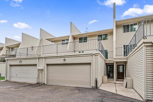 6331 Saint Croix Trl N, Stillwater, MN 55082 - view of front facade with a balcony