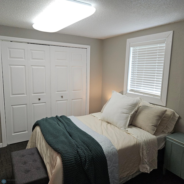 849 11th Ave W, West Fargo, ND 58078 - bedroom featuring a closet and a textured ceiling