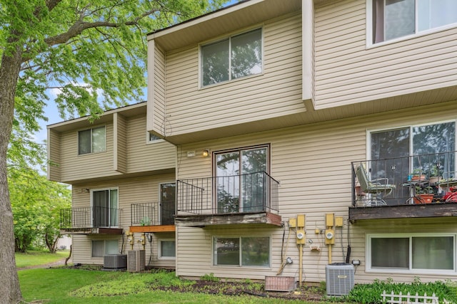 5707 80th Ave N, Brooklyn Park, MN 55443 - back of house with central air condition unit and a yard