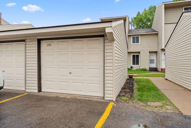 5707 80th Ave N, Brooklyn Park, MN 55443 - view of garage