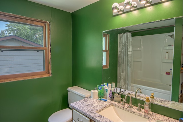 1221 11th St SE, Saint Cloud, MN 56304 - full bath with vanity, toilet, and shower / bathtub combination with curtain