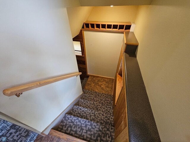 609 1st St N, Wahpeton, ND 58075 - view of staircase
