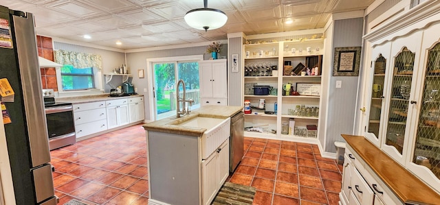 2753 Maple Ave, Slayton, MN 56172 - kitchen with stainless steel appliances, an ornate ceiling, a sink, a kitchen island with sink, and open shelves