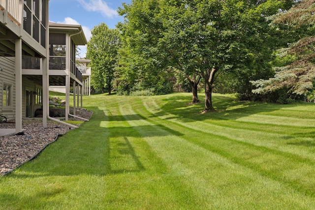 8910 Hilloway Rd, Eden Prairie, MN 55347 - view of green lawn